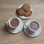 Déposer Marshmallow dans deux chocolats chaud à côté de cookies