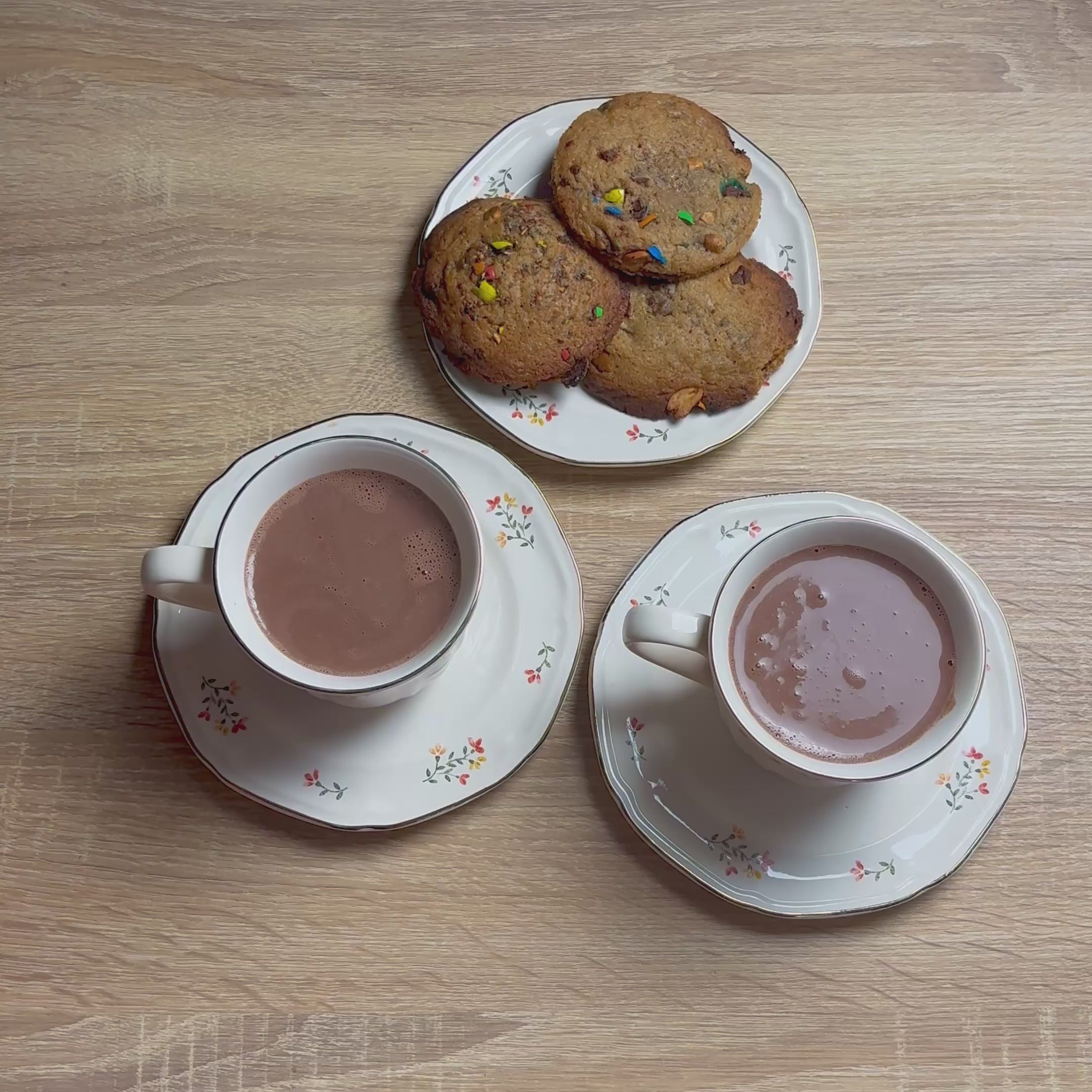 Déposer Marshmallow dans deux chocolats chaud à côté de cookies